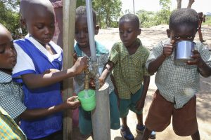 Barn dricker vatten i Ghana