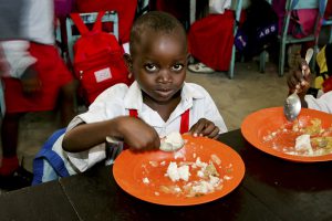 Barn äter på skola i Kenya