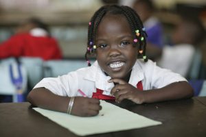 Flicka i skolbänk i Kenya